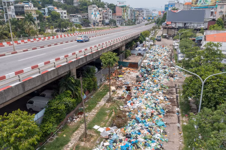 Rac thai bua vay nhieu tuyen pho o Ha Long anh 3