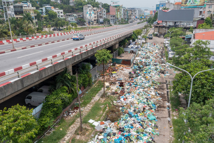 Rac thai bua vay nhieu tuyen pho o Ha Long anh 3