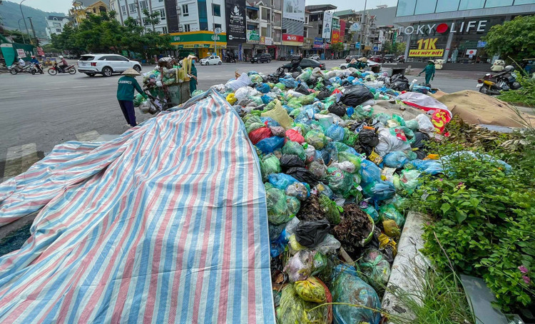 Rac thai bua vay nhieu tuyen pho o Ha Long anh 2