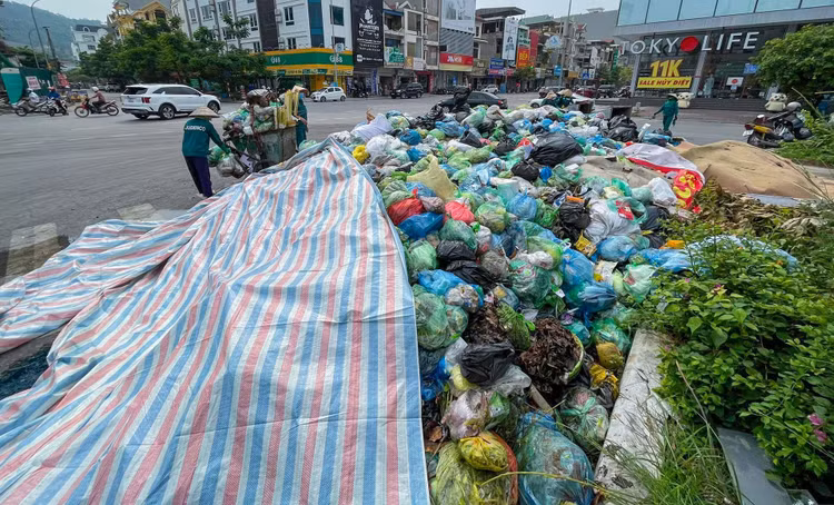 Rac thai bua vay nhieu tuyen pho o Ha Long anh 2