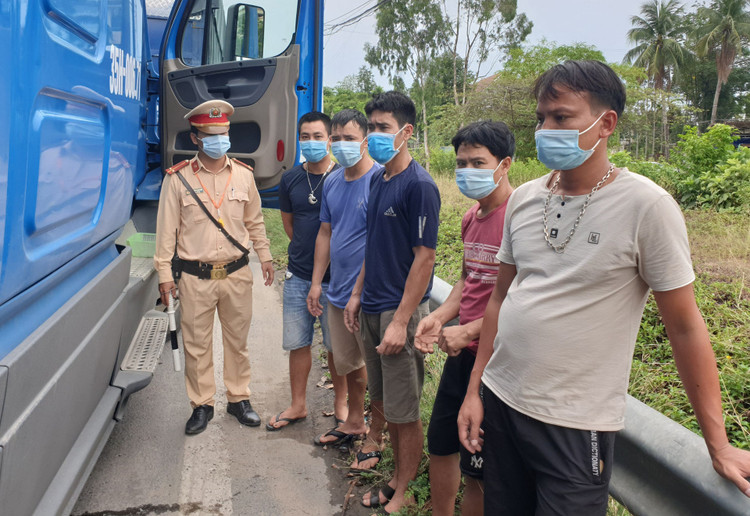 5 người thuê xe container trốn trong cabin để tránh chốt kiểm soát dịch