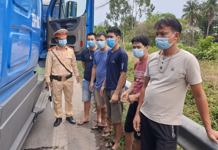 5 người thuê xe container trốn trong cabin để tránh chốt kiểm soát dịch