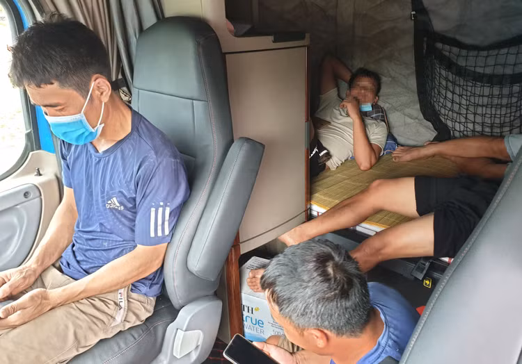 5 người thuê xe container trốn trong cabin để tránh chốt kiểm soát dịch