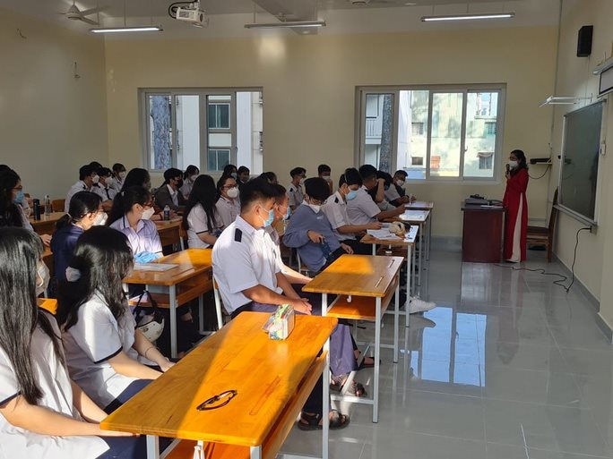 hs-truong-thpt-bui-thi-xuan-quan-1-tphcm-trong-ngay-dau-tien-hoc-tap-truc-tiep-tai-truong..jpg