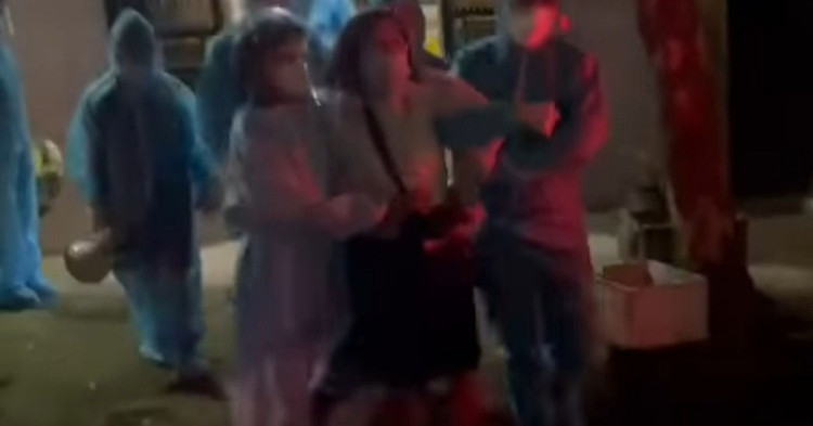 Bắc Giang: Điều cả xe thang tới cưỡng chế đi cách ly F1 cố thủ trên tầng 3 - 1