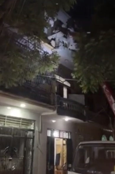 Bắc Giang: Điều cả xe thang tới cưỡng chế đi cách ly F1 cố thủ trên tầng 3 - 2