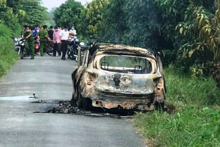 Phát hiện bộ xương người cháy khét trên xe taxi - 1