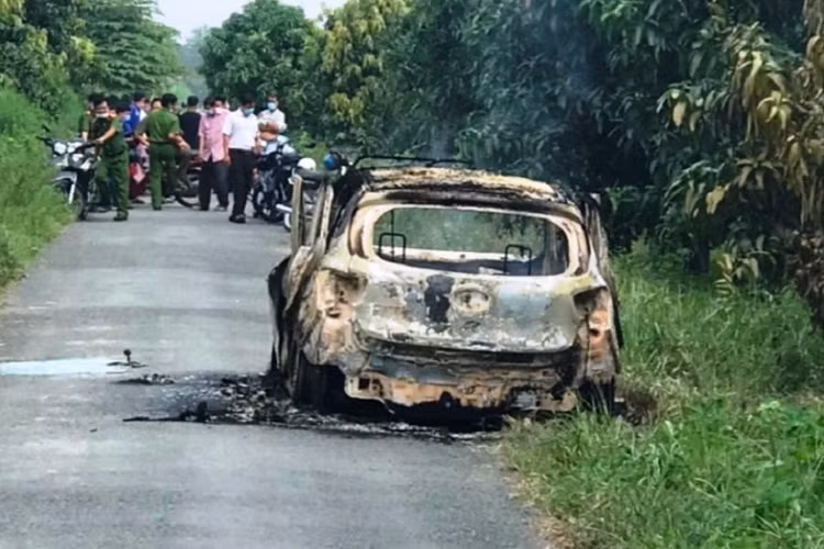 Phát hiện bộ xương người cháy khét trên xe taxi - 1