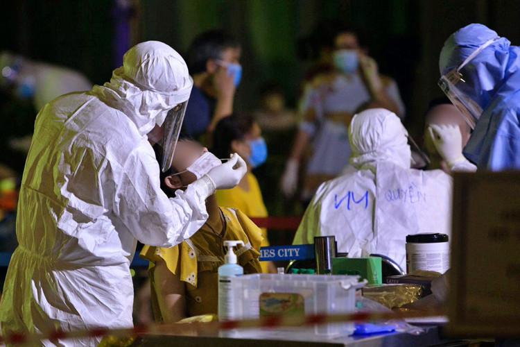 Hà Nội: Xuyên đêm lấy mẫu xét nghiệm cho 3.600 cư dân Park 11 - Times City - 2