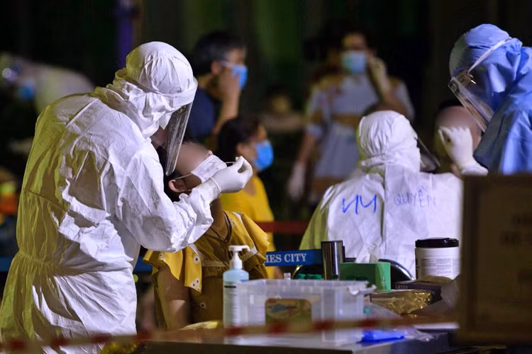 Hà Nội: Xuyên đêm lấy mẫu xét nghiệm cho 3.600 cư dân Park 11 - Times City - 2