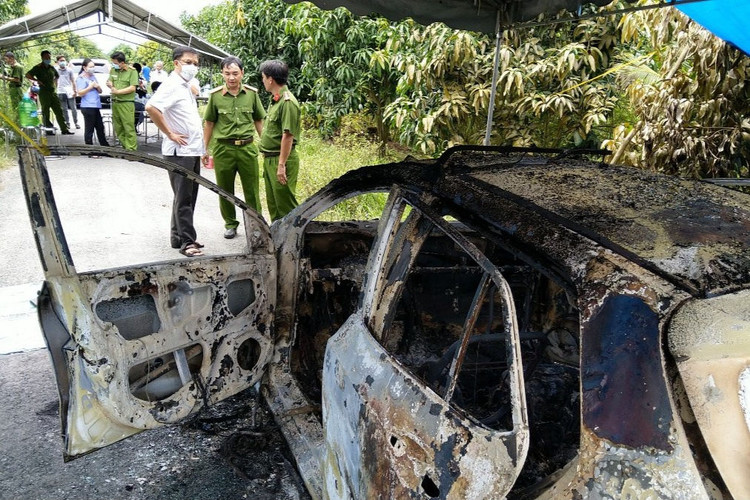 Phát hiện bộ xương người cháy khét trên xe taxi - 2