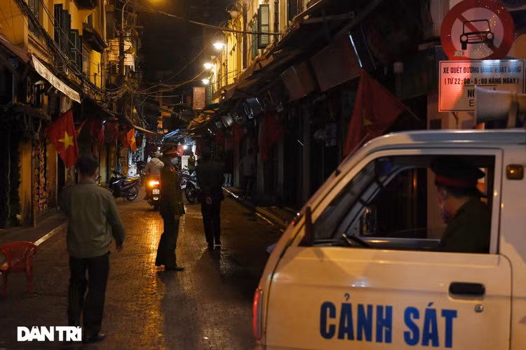 Công an Hà Nội kiểm tra xuyên đêm, yêu cầu hàng quán đóng cửa trước 0h - 17