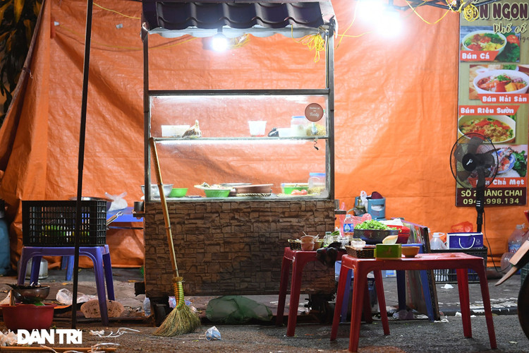 Công an Hà Nội kiểm tra xuyên đêm, yêu cầu hàng quán đóng cửa trước 0h - 6