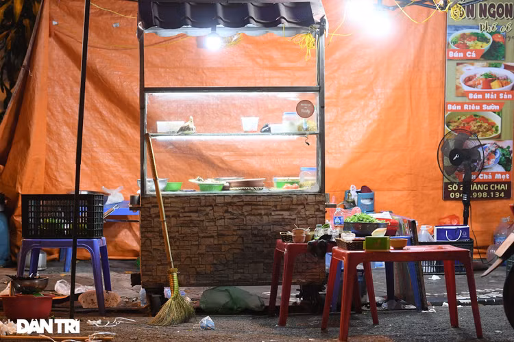 Công an Hà Nội kiểm tra xuyên đêm, yêu cầu hàng quán đóng cửa trước 0h - 6