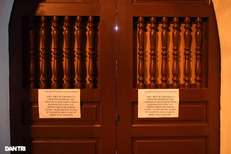 Công an Hà Nội kiểm tra xuyên đêm, yêu cầu hàng quán đóng cửa trước 0h - 9