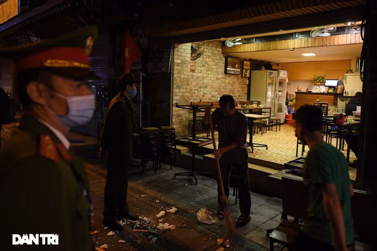 Công an Hà Nội kiểm tra xuyên đêm, yêu cầu hàng quán đóng cửa trước 0h - 15