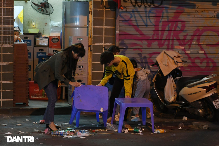 Công an Hà Nội kiểm tra xuyên đêm, yêu cầu hàng quán đóng cửa trước 0h - 10