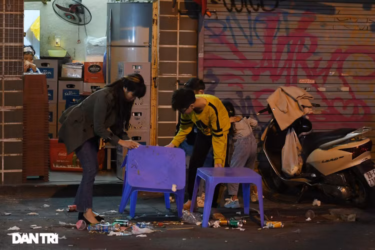 Công an Hà Nội kiểm tra xuyên đêm, yêu cầu hàng quán đóng cửa trước 0h - 10