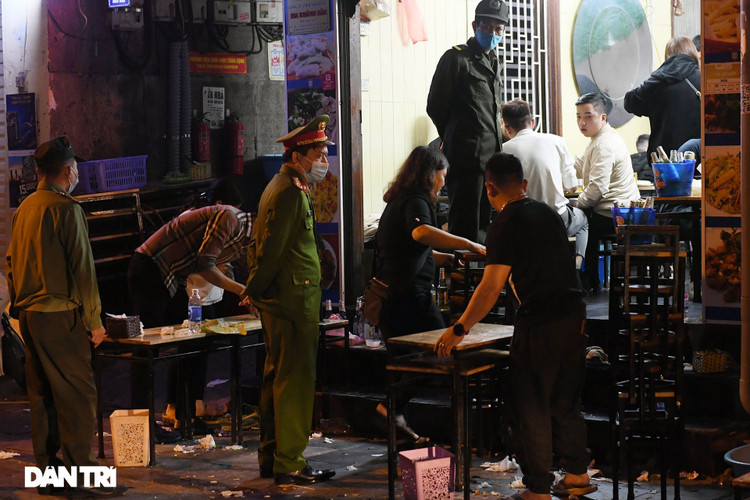 Công an Hà Nội kiểm tra xuyên đêm, yêu cầu hàng quán đóng cửa trước 0h - 13