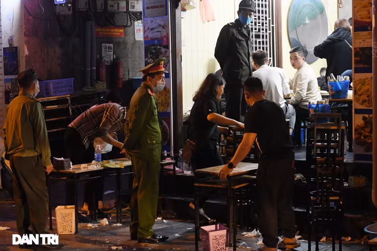 Công an Hà Nội kiểm tra xuyên đêm, yêu cầu hàng quán đóng cửa trước 0h - 13