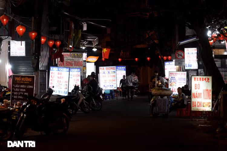 Công an Hà Nội kiểm tra xuyên đêm, yêu cầu hàng quán đóng cửa trước 0h - 3