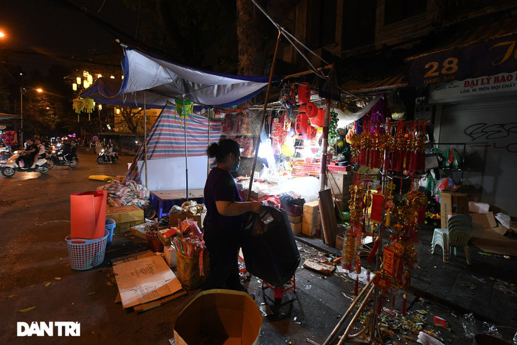 Công an Hà Nội kiểm tra xuyên đêm, yêu cầu hàng quán đóng cửa trước 0h - 5