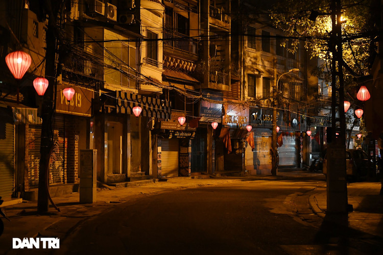 Công an Hà Nội kiểm tra xuyên đêm, yêu cầu hàng quán đóng cửa trước 0h - 21