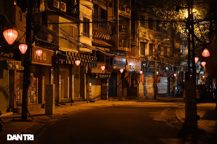 Công an Hà Nội kiểm tra xuyên đêm, yêu cầu hàng quán đóng cửa trước 0h - 21