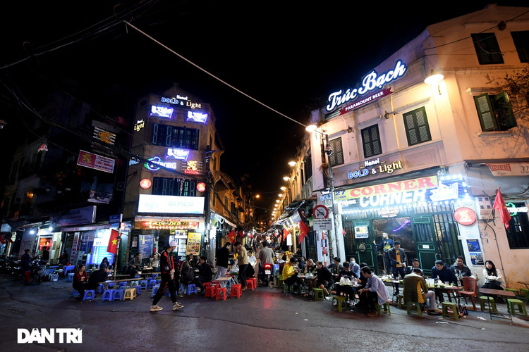 Công an Hà Nội kiểm tra xuyên đêm, yêu cầu hàng quán đóng cửa trước 0h - 1