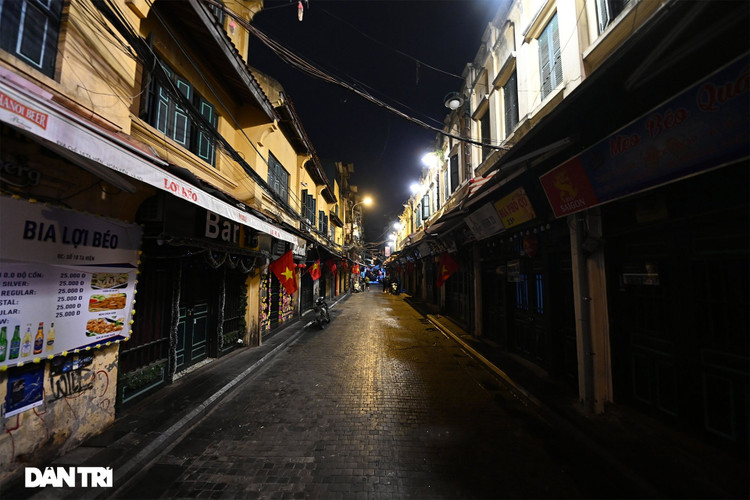 Công an Hà Nội kiểm tra xuyên đêm, yêu cầu hàng quán đóng cửa trước 0h - 20