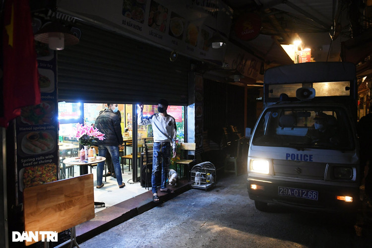Công an Hà Nội kiểm tra xuyên đêm, yêu cầu hàng quán đóng cửa trước 0h - 16