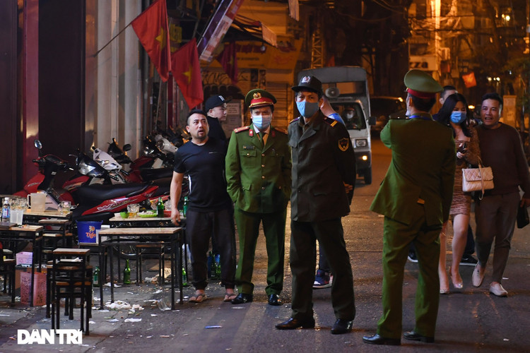 Công an Hà Nội kiểm tra xuyên đêm, yêu cầu hàng quán đóng cửa trước 0h - 12