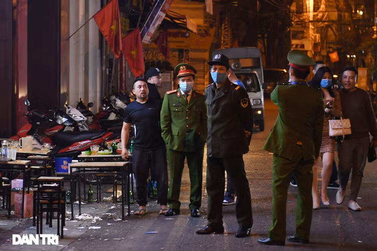 Công an Hà Nội kiểm tra xuyên đêm, yêu cầu hàng quán đóng cửa trước 0h - 12