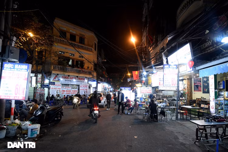 Công an Hà Nội kiểm tra xuyên đêm, yêu cầu hàng quán đóng cửa trước 0h - 2