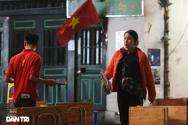 Công an Hà Nội kiểm tra xuyên đêm, yêu cầu hàng quán đóng cửa trước 0h - 11