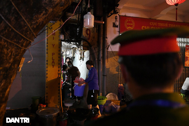 Công an Hà Nội kiểm tra xuyên đêm, yêu cầu hàng quán đóng cửa trước 0h - 14