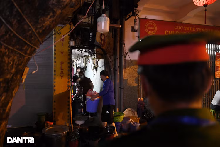 Công an Hà Nội kiểm tra xuyên đêm, yêu cầu hàng quán đóng cửa trước 0h - 14
