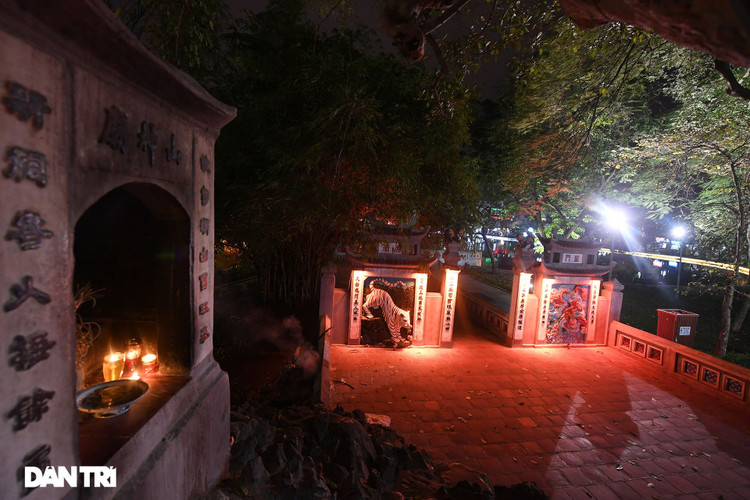 Công an Hà Nội kiểm tra xuyên đêm, yêu cầu hàng quán đóng cửa trước 0h - 7