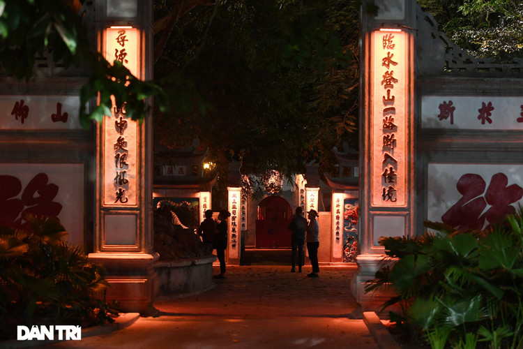 Công an Hà Nội kiểm tra xuyên đêm, yêu cầu hàng quán đóng cửa trước 0h - 8