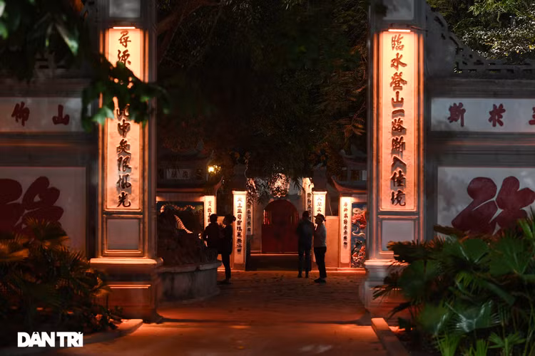 Công an Hà Nội kiểm tra xuyên đêm, yêu cầu hàng quán đóng cửa trước 0h - 8