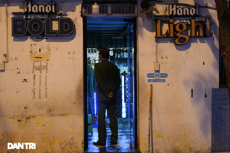 Công an Hà Nội kiểm tra xuyên đêm, yêu cầu hàng quán đóng cửa trước 0h - 19