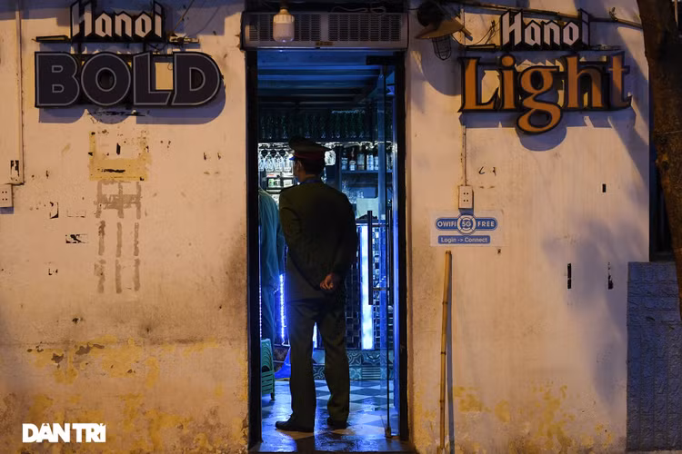 Công an Hà Nội kiểm tra xuyên đêm, yêu cầu hàng quán đóng cửa trước 0h - 19