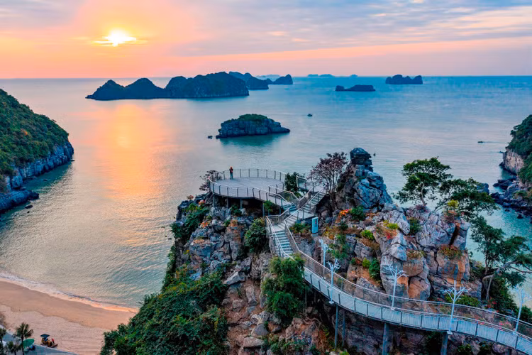 Lan Hạ Panorama - ”Vườn thượng uyển” trên mỏm núi ngắm toàn cảnh vịnh Lan Hạ.