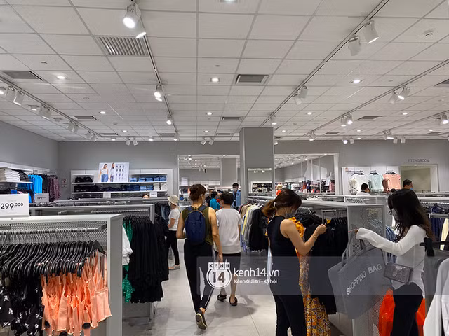Loạt store H&M Việt Nam tối nay: Ở Hà Nội vắng hơn bình thường, bị viết cả lời phản đối lên poster; TP.HCM vẫn đông đúc - Ảnh 18.