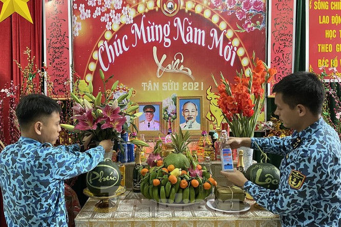 Hai 'ly rượu' đặc biệt đón giao thừa của lính tàu ngầm Việt Nam - ảnh 1