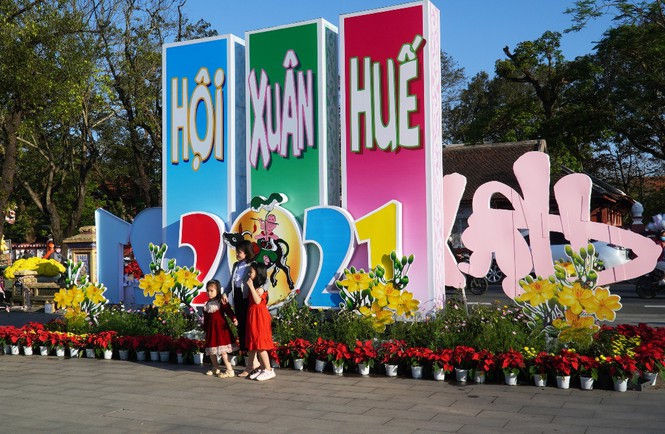 Huế khoác áo hoa rực rỡ sắc màu chiều 30 Tết - ảnh 4