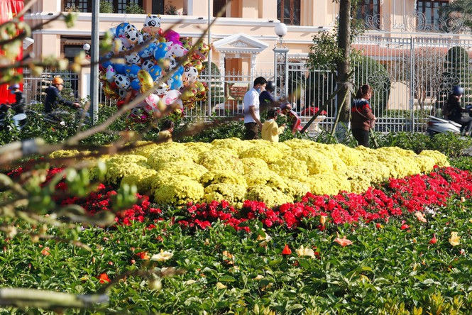 Huế khoác áo hoa rực rỡ sắc màu chiều 30 Tết - ảnh 1