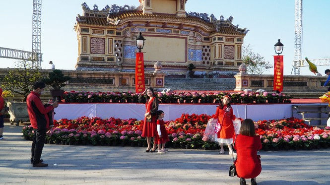 Huế khoác áo hoa rực rỡ sắc màu chiều 30 Tết - ảnh 19