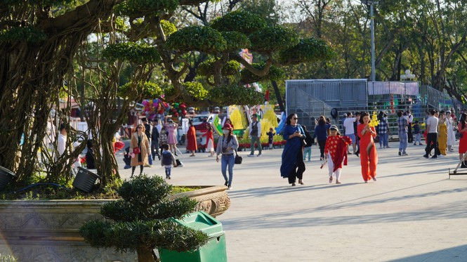 Huế khoác áo hoa rực rỡ sắc màu chiều 30 Tết - ảnh 2