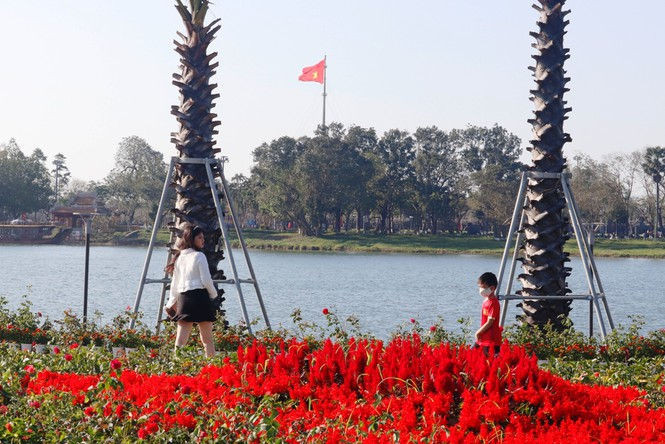 Huế khoác áo hoa rực rỡ sắc màu chiều 30 Tết - ảnh 12